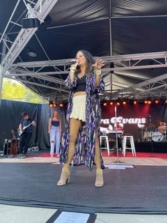 Sara Evans feet photo thumbnail