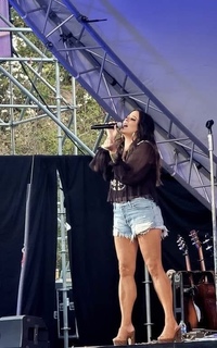 Sara Evans feet photo thumbnail