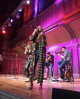 Sara Evans feet photo thumbnail
