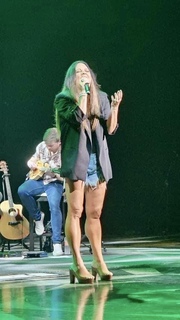 Sara Evans feet photo thumbnail