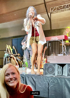 Sara Evans feet photo thumbnail