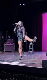 Sara Evans feet photo thumbnail