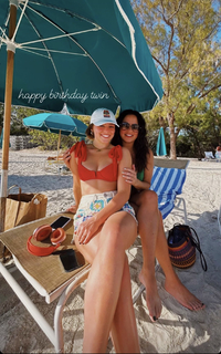 Sara Evans feet photo thumbnail