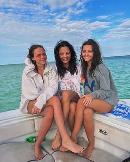 Sara Evans feet photo thumbnail