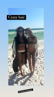 Sara Evans feet photo thumbnail