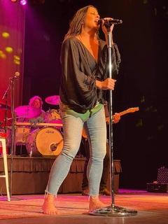 Sara Evans feet photo thumbnail
