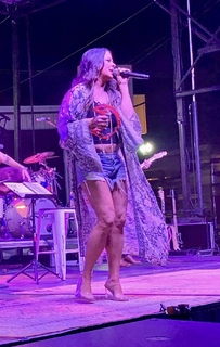 Sara Evans feet photo thumbnail
