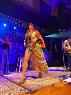 Sara Evans feet photo thumbnail