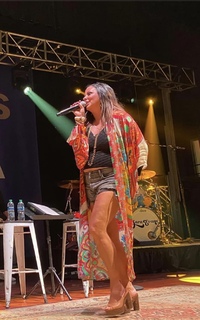 Sara Evans feet photo thumbnail