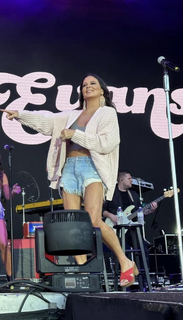 Sara Evans feet photo thumbnail