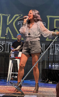 Sara Evans feet photo thumbnail