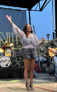 Sara Evans feet photo thumbnail