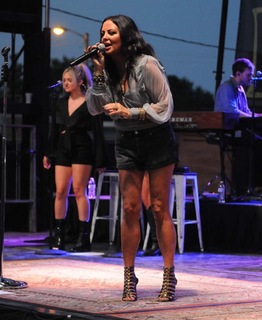 Sara Evans feet photo thumbnail
