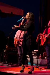 Sara Evans feet photo thumbnail
