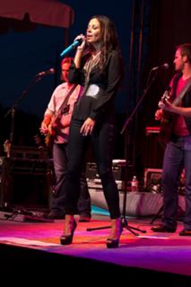 Sara Evans feet photo thumbnail