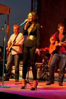 Sara Evans feet photo thumbnail