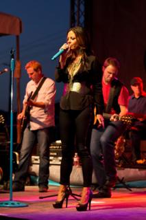 Sara Evans feet photo thumbnail