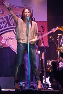Sara Evans feet photo thumbnail