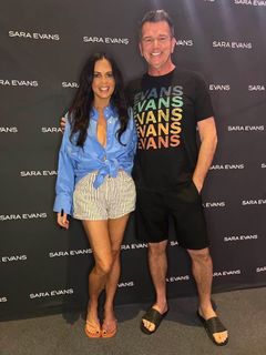 Sara Evans feet photo 1