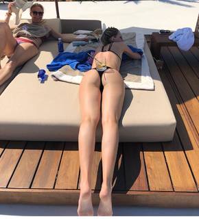 Sara Foster feet photo thumbnail
