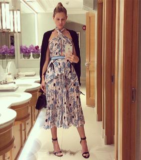 Sara Foster feet photo thumbnail