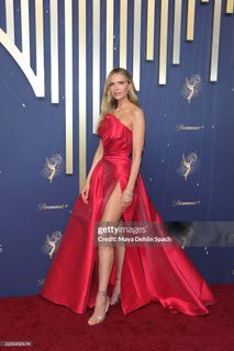 Sara Foster feet photo thumbnail