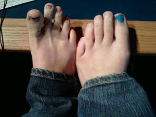 Sara Gilbert feet photo thumbnail