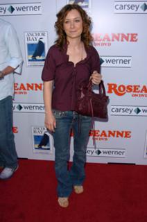 Sara Gilbert feet photo thumbnail