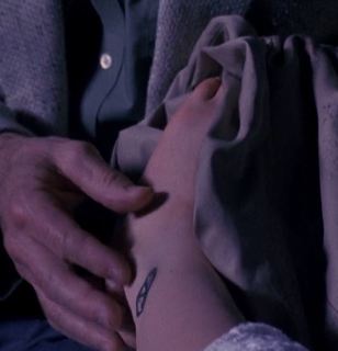 Sara Gilbert feet photo thumbnail