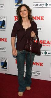 Sara Gilbert feet photo thumbnail