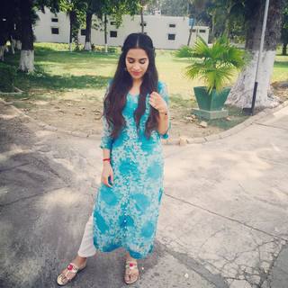 Sara Gurpal feet photo 2