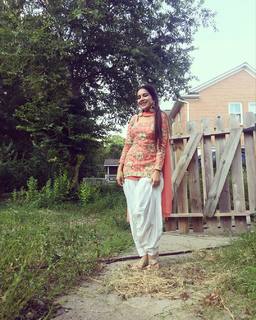 Sara Gurpal feet photo 14