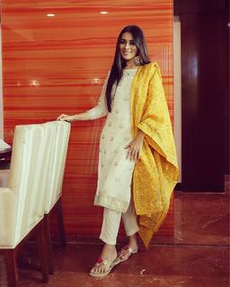 Sara Gurpal feet photo 2