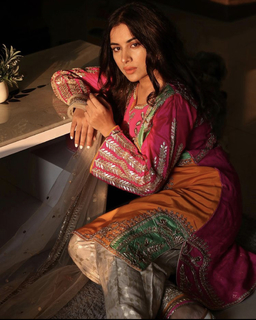 Sara Gurpal feet photo 1