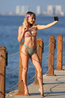 Sara Jean Underwood feet photo thumbnail