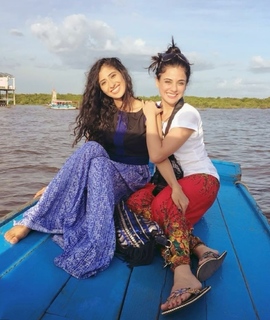 Sara Khan feet photo 1
