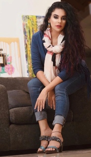 Sara Khan feet photo 3
