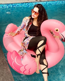 Sara Khan feet photo 2
