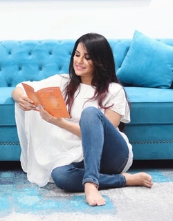 Sara Khan feet photo 1