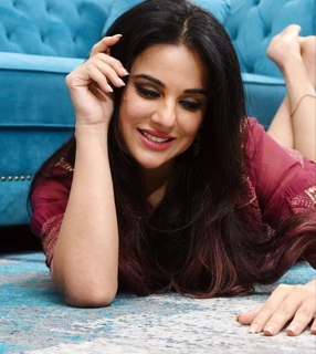 Sara Khan feet photo 18