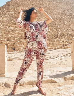 Sara Khan feet photo 16