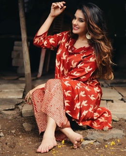 Sara Khan feet photo 11