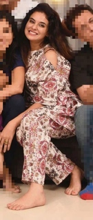 Sara Khan feet photo 9