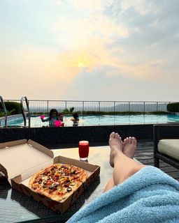 Sara Khan feet photo 14