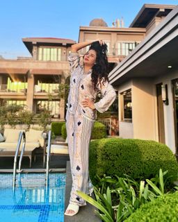 Sara Khan feet photo 13