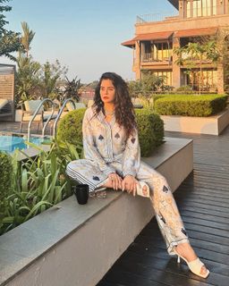 Sara Khan feet photo 12