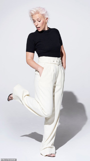 Sara Pascoe feet photo 9