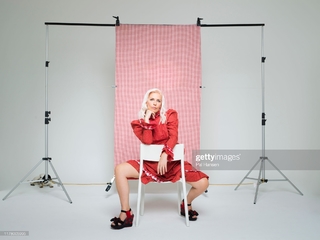 Sara Pascoe feet photo 8