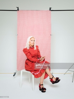 Sara Pascoe feet photo 7