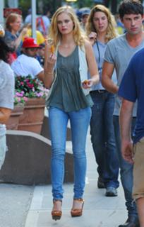 Sara Paxton feet photo thumbnail